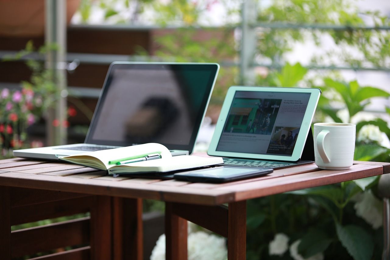 Computadora portátil y tableta en un escritorio con taza - Ideas para videos de Youtube - Imagen
