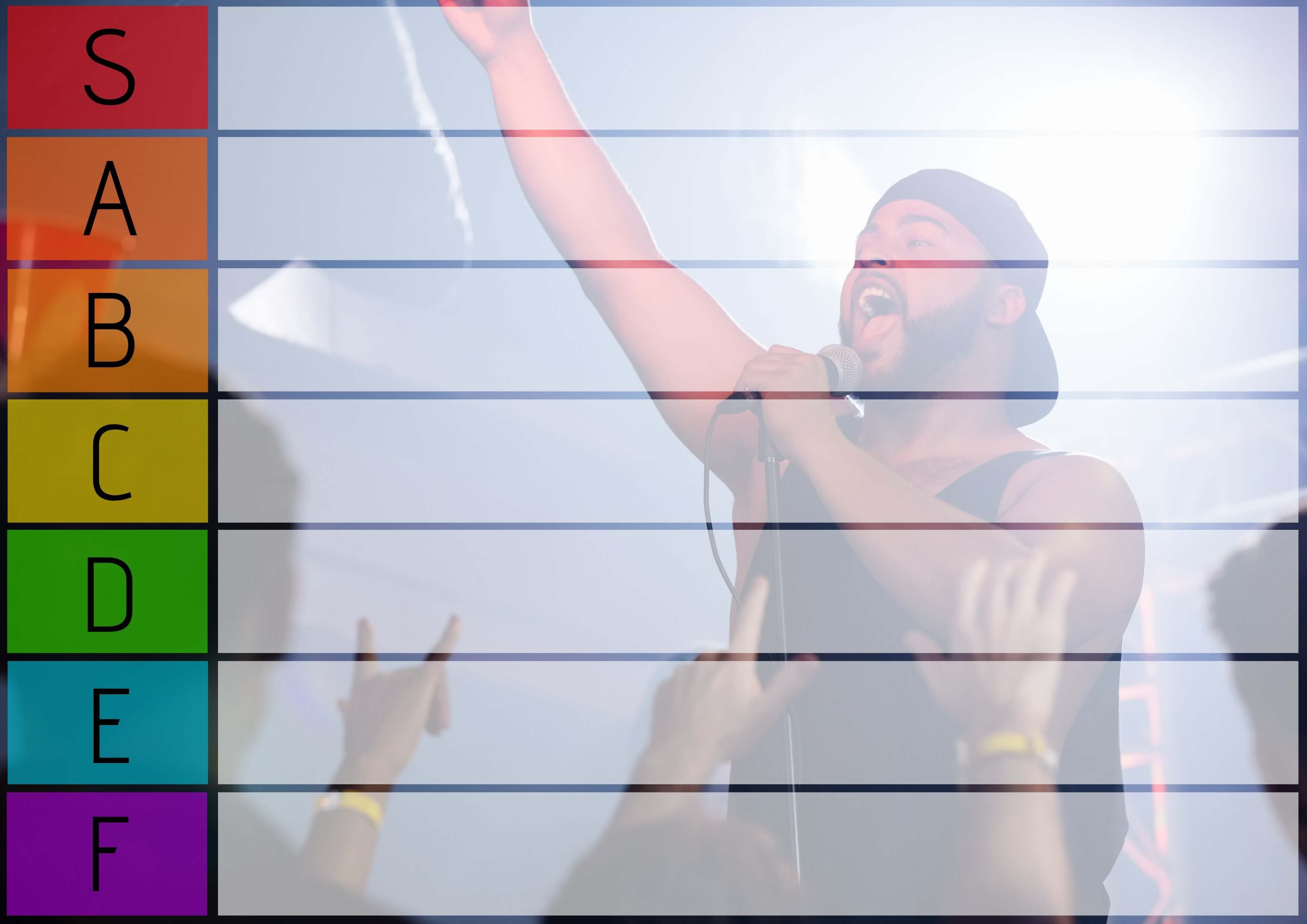 Mesa de colores y un hombre cantando en el escenario con un fondo descolorido: las listas de vídeos son una forma eficaz de mantener a los espectadores hasta el final de tu vídeo de YouTube - Imagen