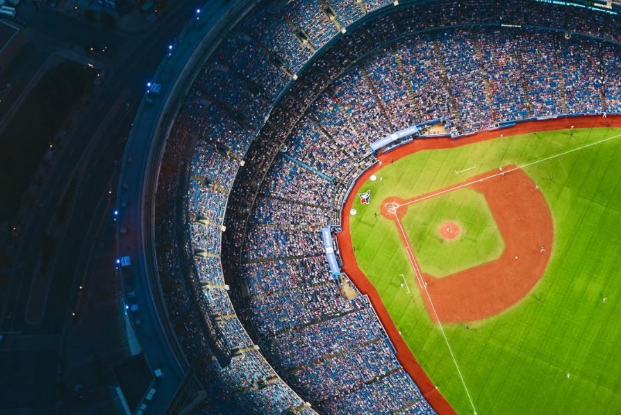 Vista aérea del estadio deportivo durante la noche: consejos sobre cómo crear vídeos que destaquen eventos populares en vivo - Imagen