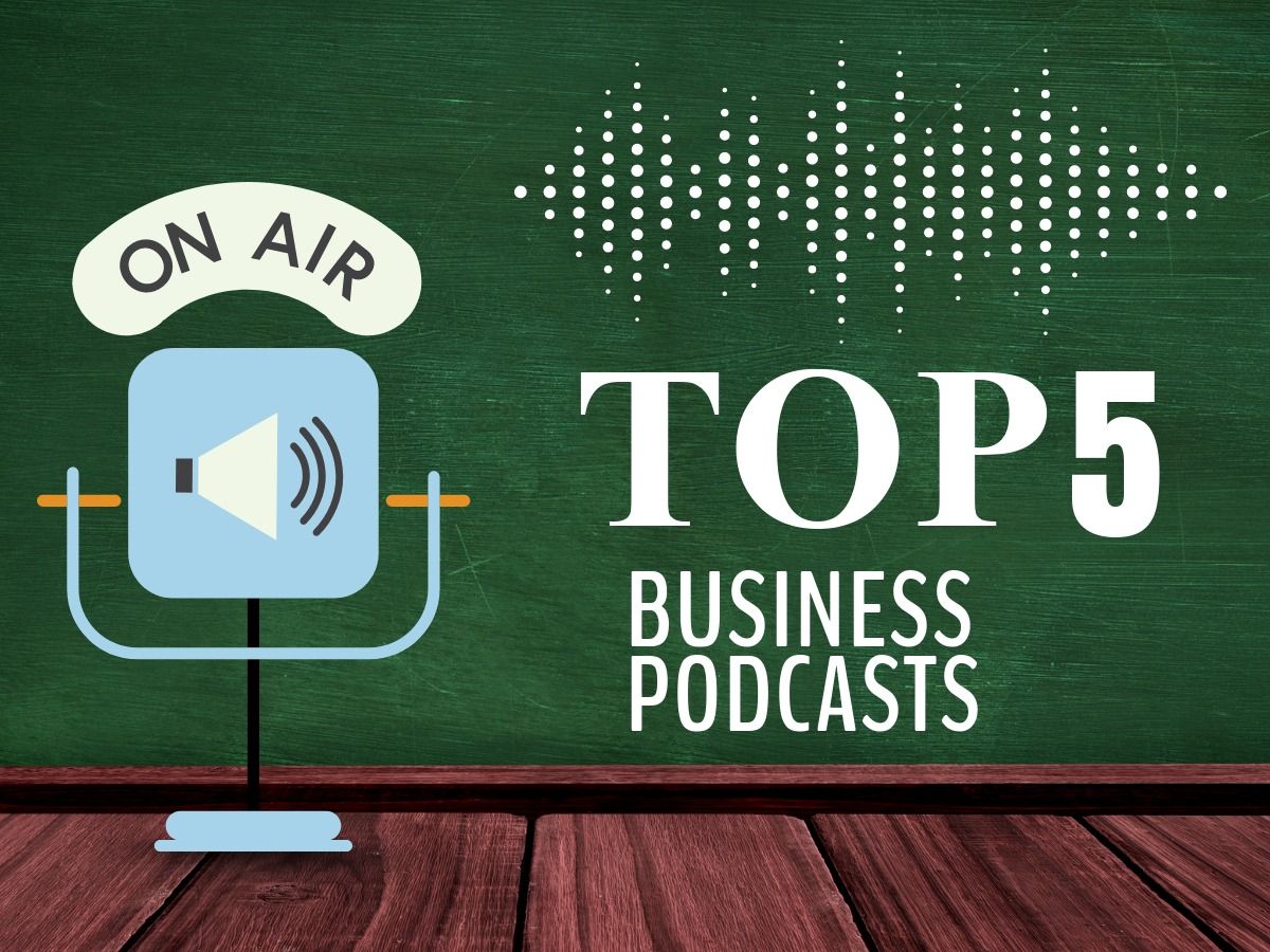 &#39;Los 5 mejores podcasts de negocios&#39; escritos en una sala con un fondo de escritorio de pie - Consejos para podcasts de negocios en YouTube - Imagen