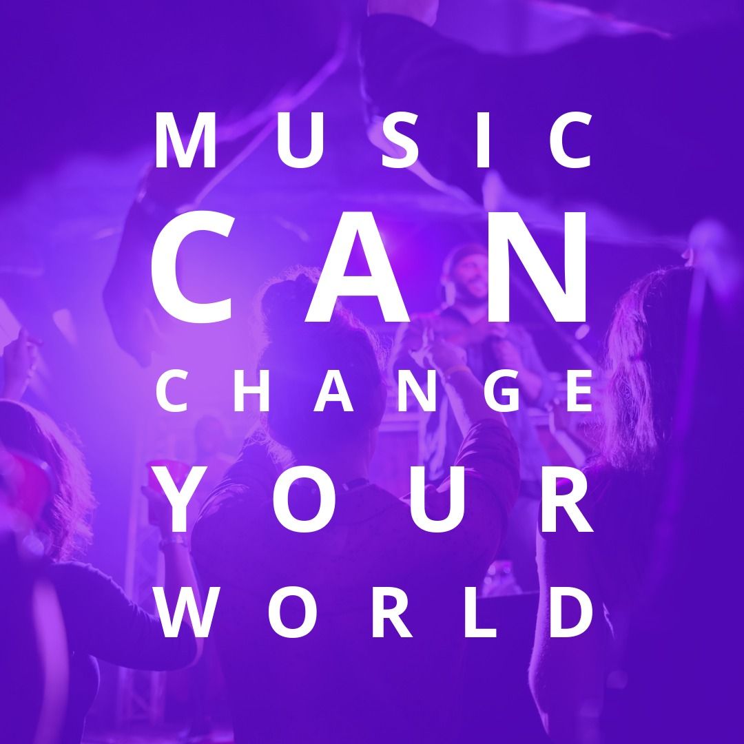Anúncio musical com pessoas em um show ao fundo – ideias sobre como apresentar suas influências musicais ao público do YouTube – Imagem