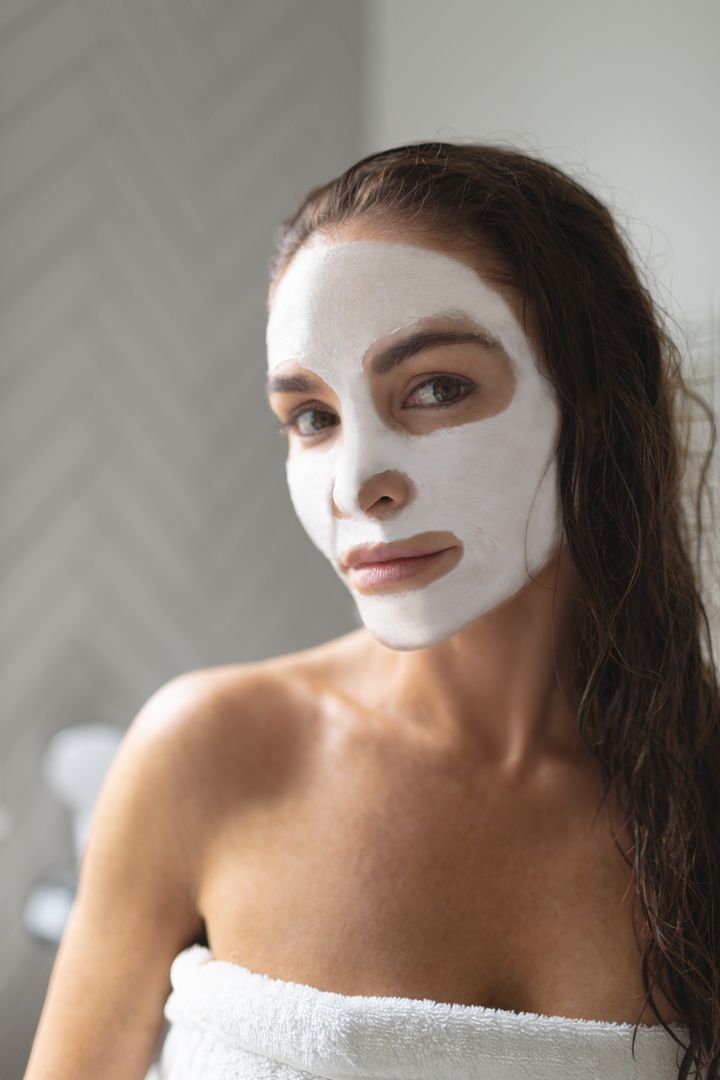 Mulher com toalha de banho e máscara facial - Mostre seus produtos diários genuínos - Imagem