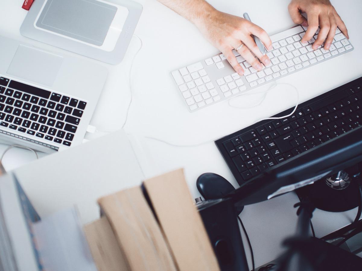 Ordinateur portable, ordinateur et clavier sur un bureau - Interagissez avec votre public en répondant à ses questions sur le jeu ou en créant vos propres questions - Image