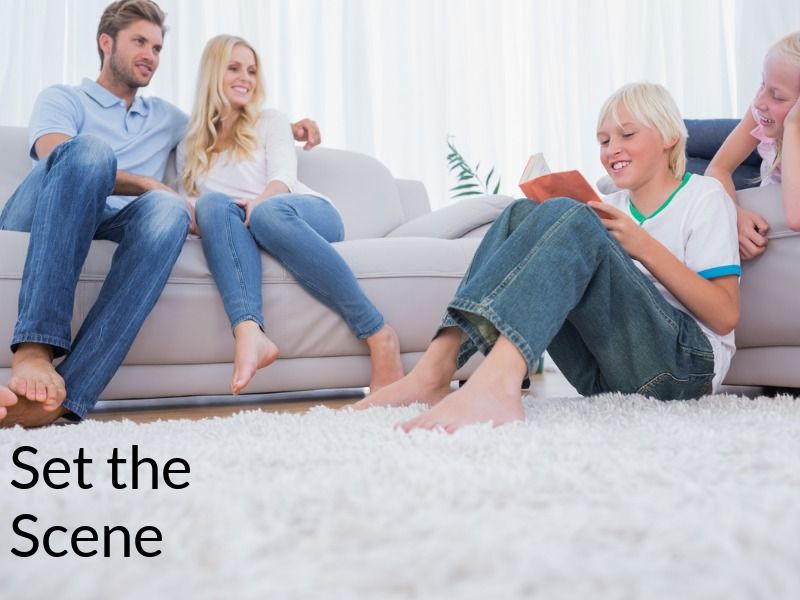 Familie sitzt zusammen im Wohnzimmer mit Kindern am Tablet – Anleitung, wie Sie mit Immobilienmarketing Ihre gewünschte Zielgruppe erreichen – Bild