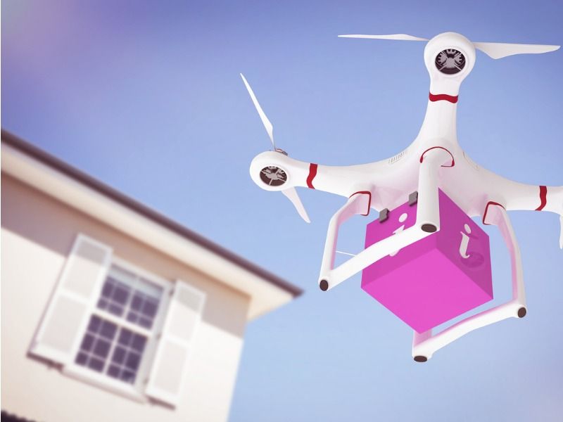 Drohne in der Luft mit rosa Paket – Die Bedeutung neuer Technologien im Videomarketing und Tipps, wie Sie sie in Ihren Videos nutzen können – Bild