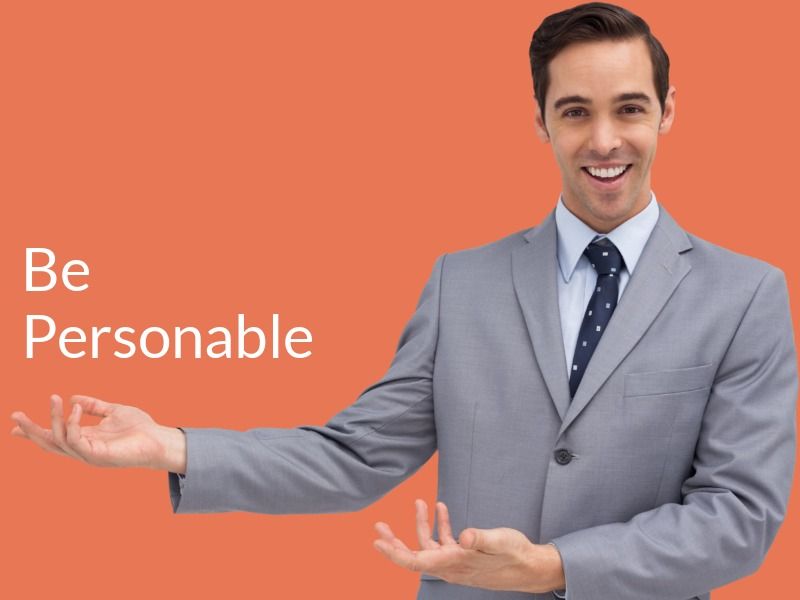 Mann im Anzug zeigt nach rechts mit orangefarbenem Hintergrund – Tipps, wie Sie sich in einem Immobilienmarketingvideo gut präsentieren – Bild