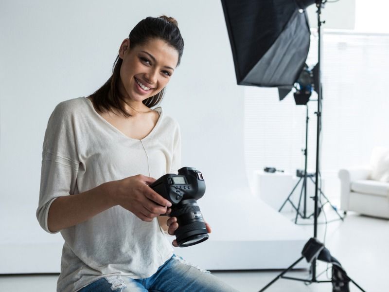 Photographe dans un studio avec éclairage et caméra – Idées pour être créatif avec votre contenu vidéo immobilier – Image