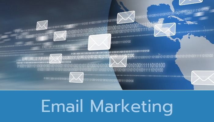 Ein Globus mit Zahlen und Symbolen kreisender Entwicklungen und der Aufschrift „E-Mail-Marketing“ am unteren Rand – Grundlagen des E-Mail-Marketings – Bild