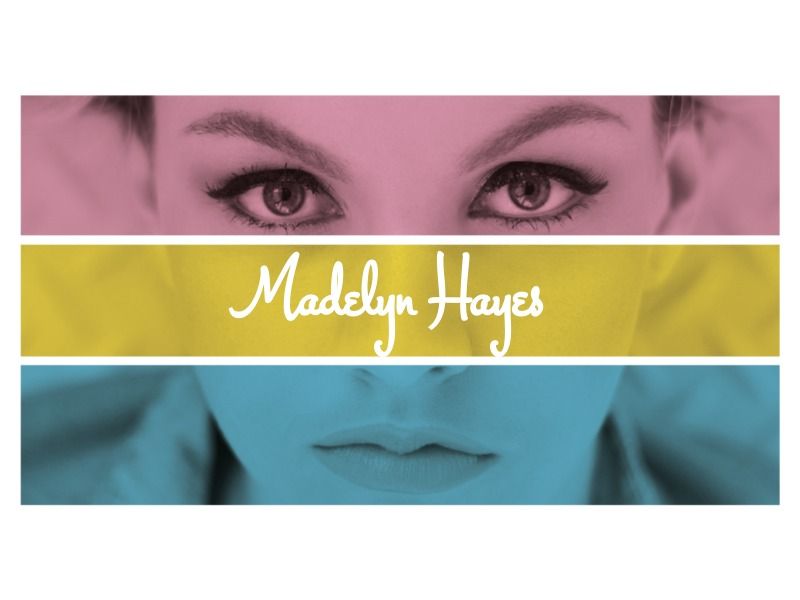 Femme regardant un appareil photo avec des formes roses, jaunes et turquoise et une superposition de texte disant Madelyn Hayes - Idées pour personnaliser votre carte de visite avec des motifs géométriques - Image