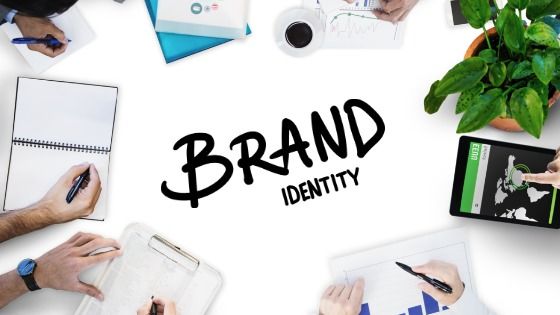 Imagen de identidad de marca con manos y libretas sobre un escritorio - Identidad visual en diseño gráfico - Imagen
