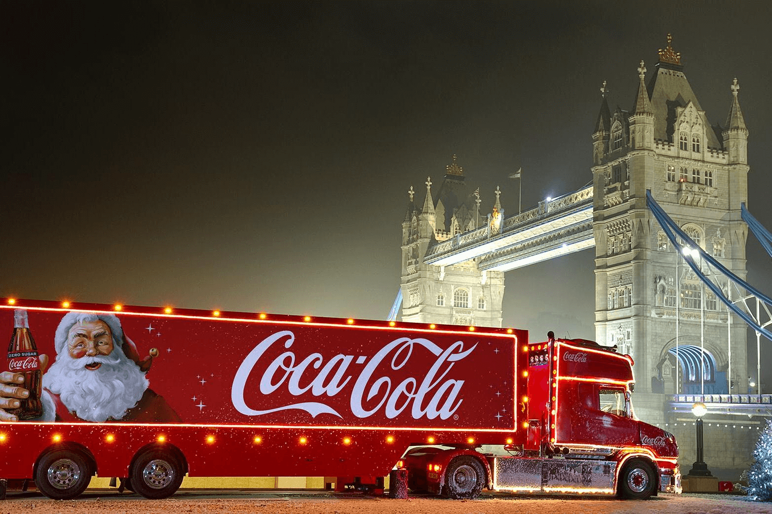 Caminhão da marca Coca-Cola com a Tower Bridge ao fundo - Inspire-se em especialistas em marcas como a Coca Cola - Imagem