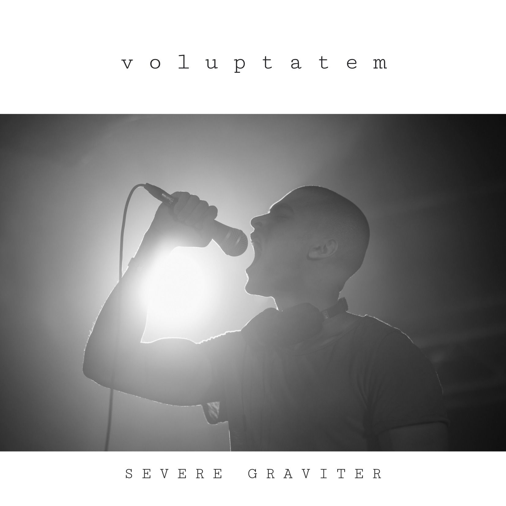 Imagen en blanco y negro de cantante con micrófono en el escenario - Diseño de portada de álbum gritando - Imagen