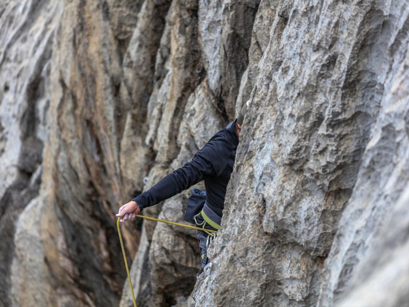 Ein männlicher Alpinist besteigt den Berg - Besteigen Sie zum Geburtstag einen Berg - Bild
