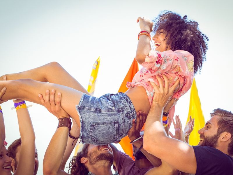 Une foule de femmes excitées surfant au festival de musique - Une idée de fête d&#39;anniversaire de festival - Image