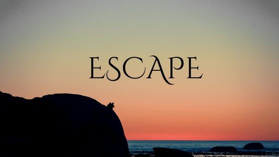 Coucher de soleil panoramique au bord de la mer : &#39;Escape&#39; écrit dans le ciel