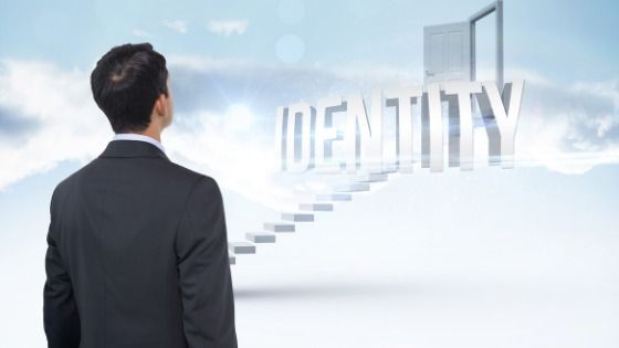 Mann im Anzug starrt auf eine Treppe zum Wort „Identität“