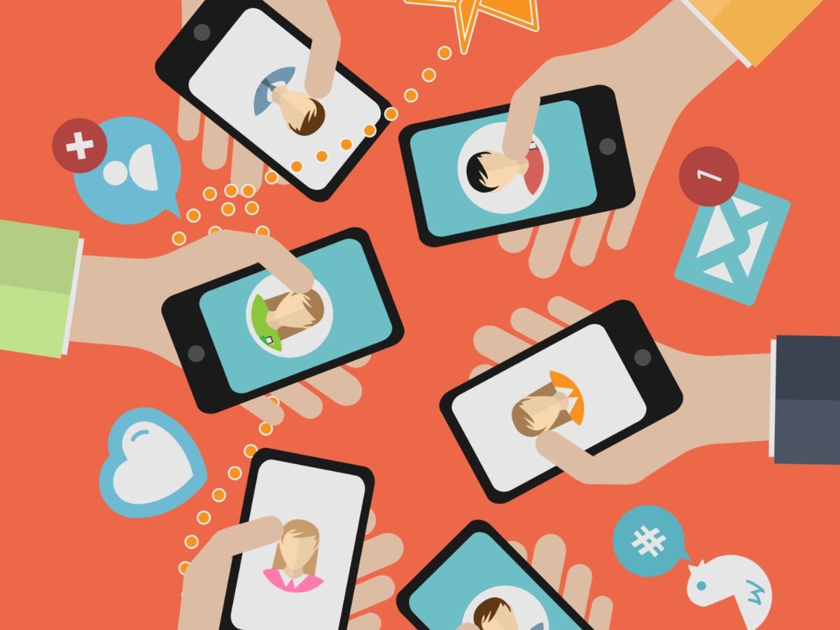 Image de mains tenant des téléphones sur un fond orange - 15 idées de contenu de marque pour alimenter votre stratégie de contenu - Image