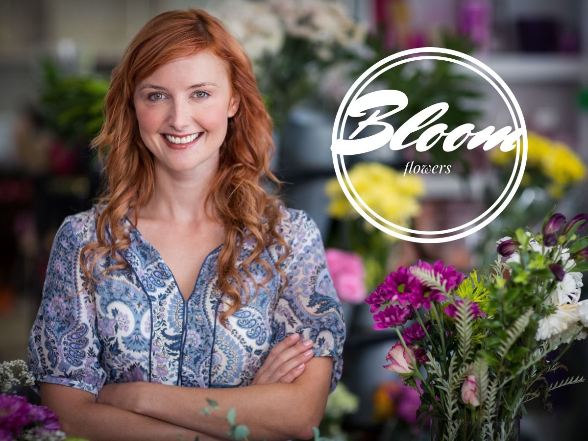 Imagen de una mujer de pie frente a las flores con el logotipo de &quot;flores en flor&quot; en la parte superior derecha