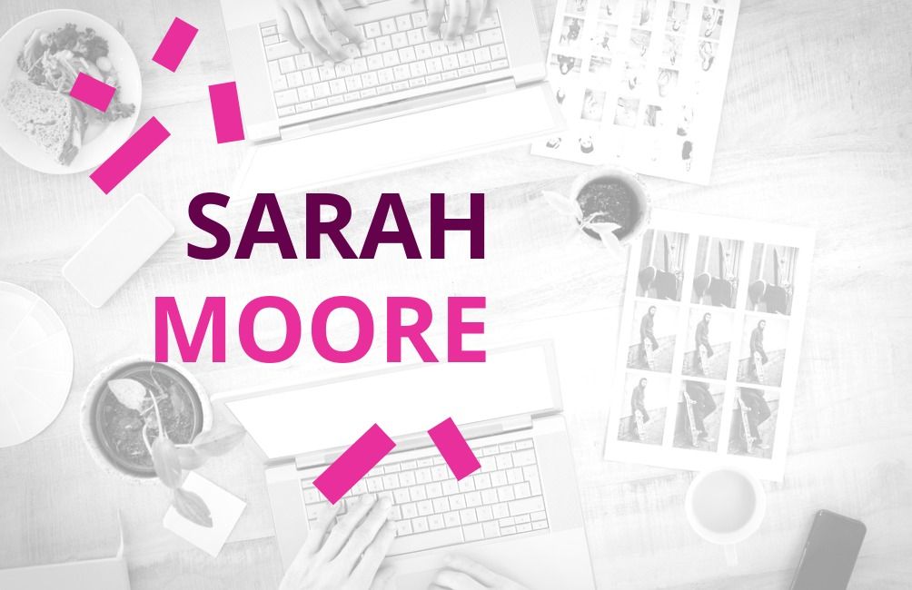 Beispiel einer Sarah Moore-Visitenkarte mit einem transparenten Hintergrundbild eines Computers und Fotos