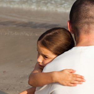 Père étreignant sa fille sur une plage - Stratégies de marketing créatives et fiables pour votre entreprise qui fonctionnent vraiment - Image