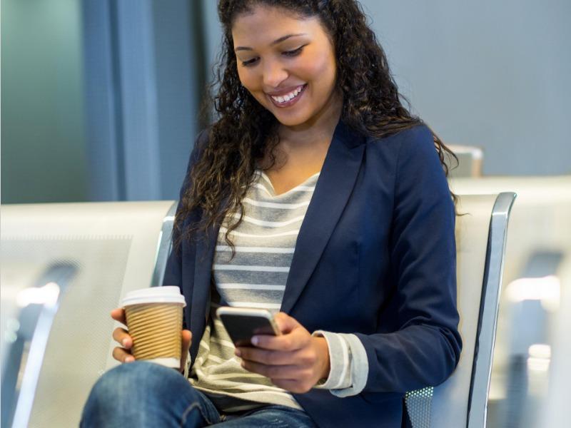 Kreatives Marketingbild einer Frau, die ein Telefon als Erweiterung ihres Geistes hat