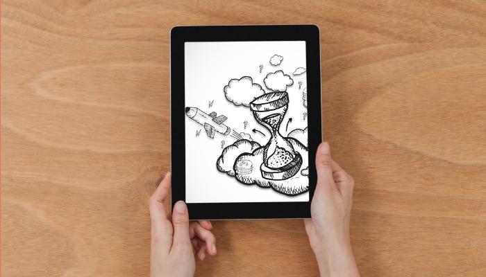 Person hält Tablet mit Illustration auf dem Bildschirm vor einem Holzhintergrund