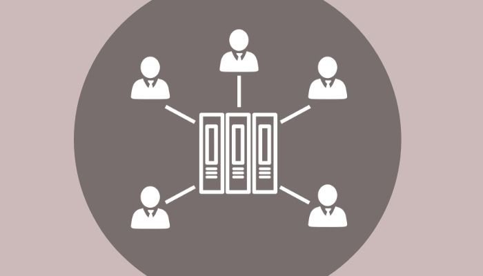 Illustration von Menschen, die ein Serverzentrum in einem grauen Kreis umgeben
