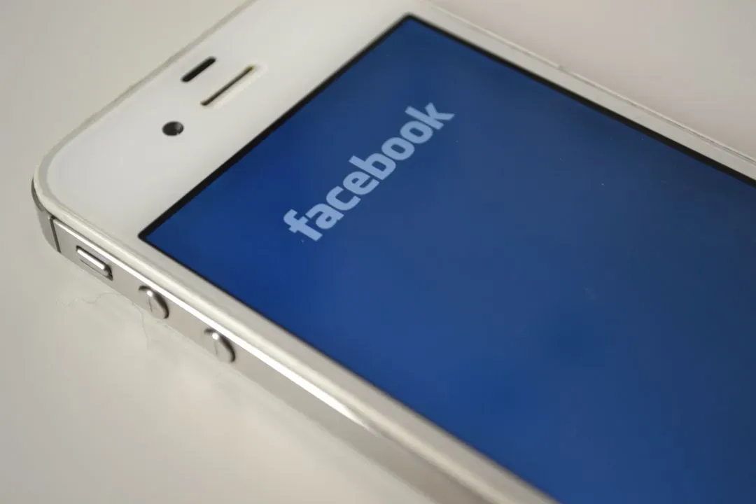 the facebook logo on the iphone 5 - Image