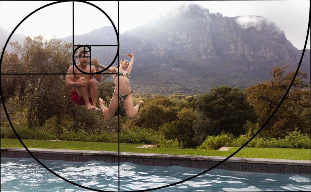 Un homme et une femme sautent dans la superposition du nombre d&#39;or de la piscine - Image