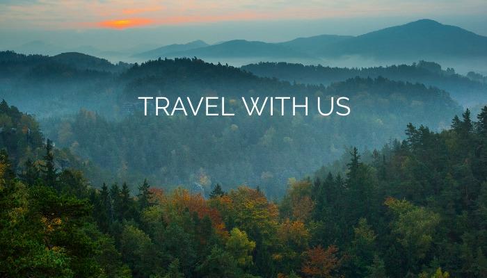 Paysage avec une forêt et un coucher de soleil en arrière-plan et &quot;Travel with Us&quot; écrit au premier plan