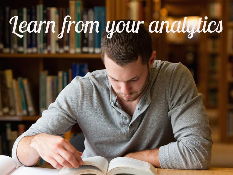 cómo convertirse en youtuber; hombre estudiando libros banner de youtube