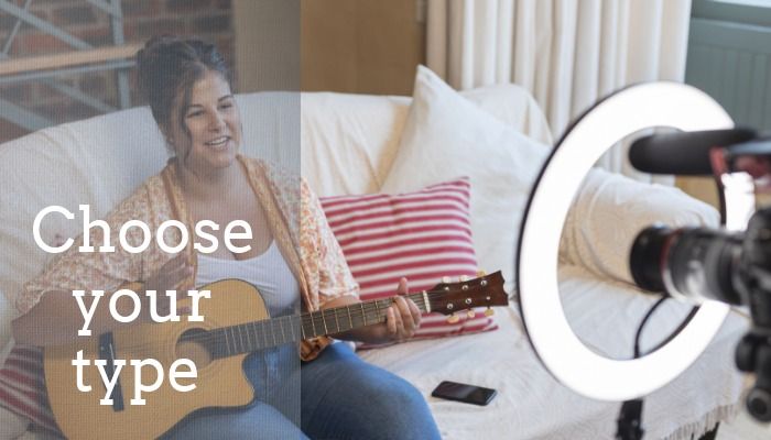 Influencer na frente da câmera com violão sentado em um sofá branco com texto em branco Escolha seu tipo