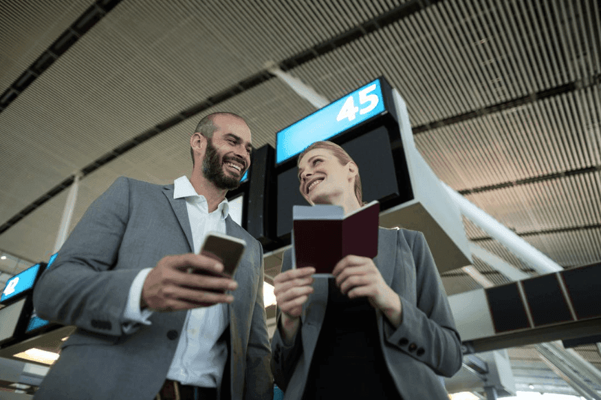 Pessoas de negócios conversando no aeroporto