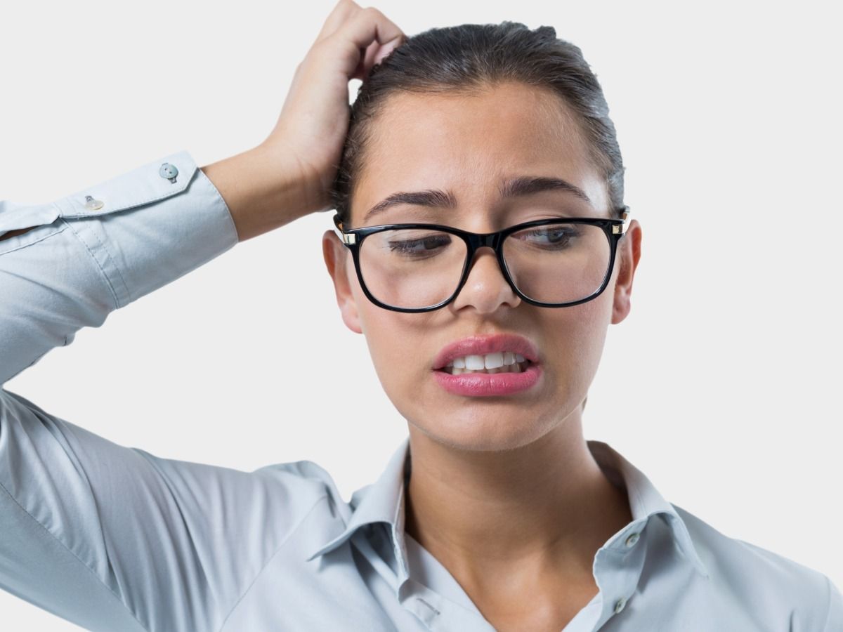 Mujeres rascándose la cabeza con aspecto estresado pensando en la página de negocios de Facebook