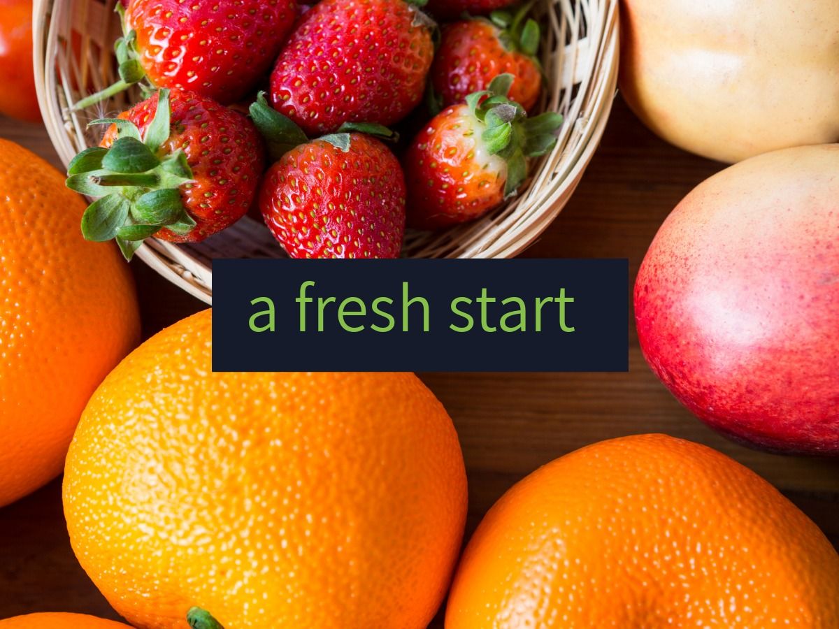 Frutas frescas: laranjas, maçãs e uma cesta de morangos