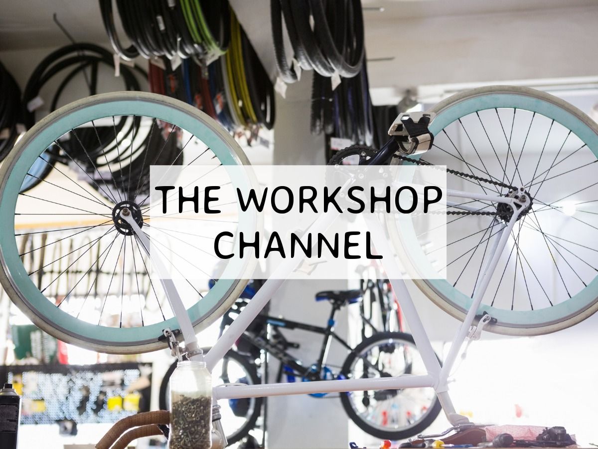 Atelier de vélo avec vélo suspendu au plafond - Comment créer une chaîne YouTube - Image