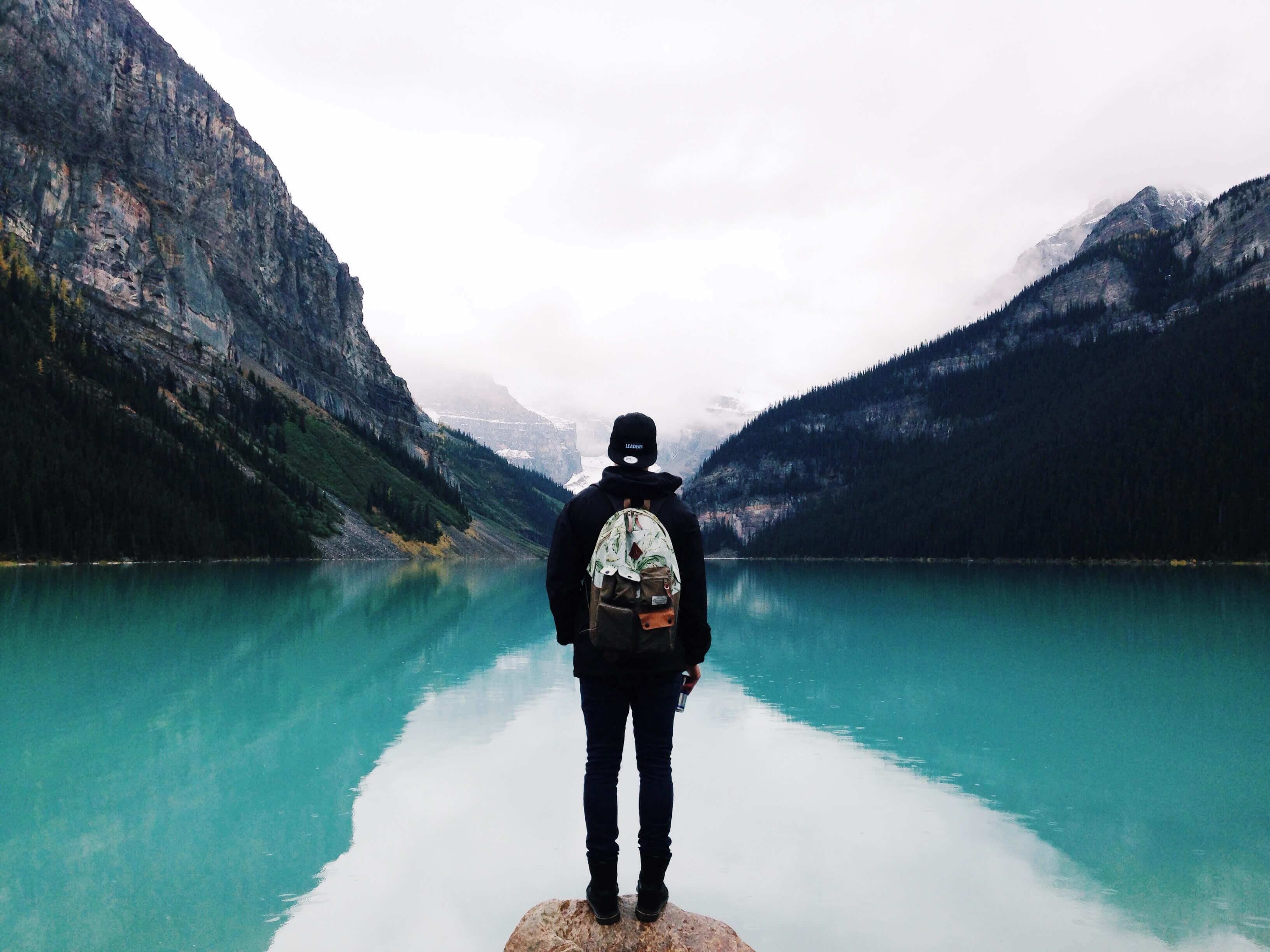 homme devant un lac - Image