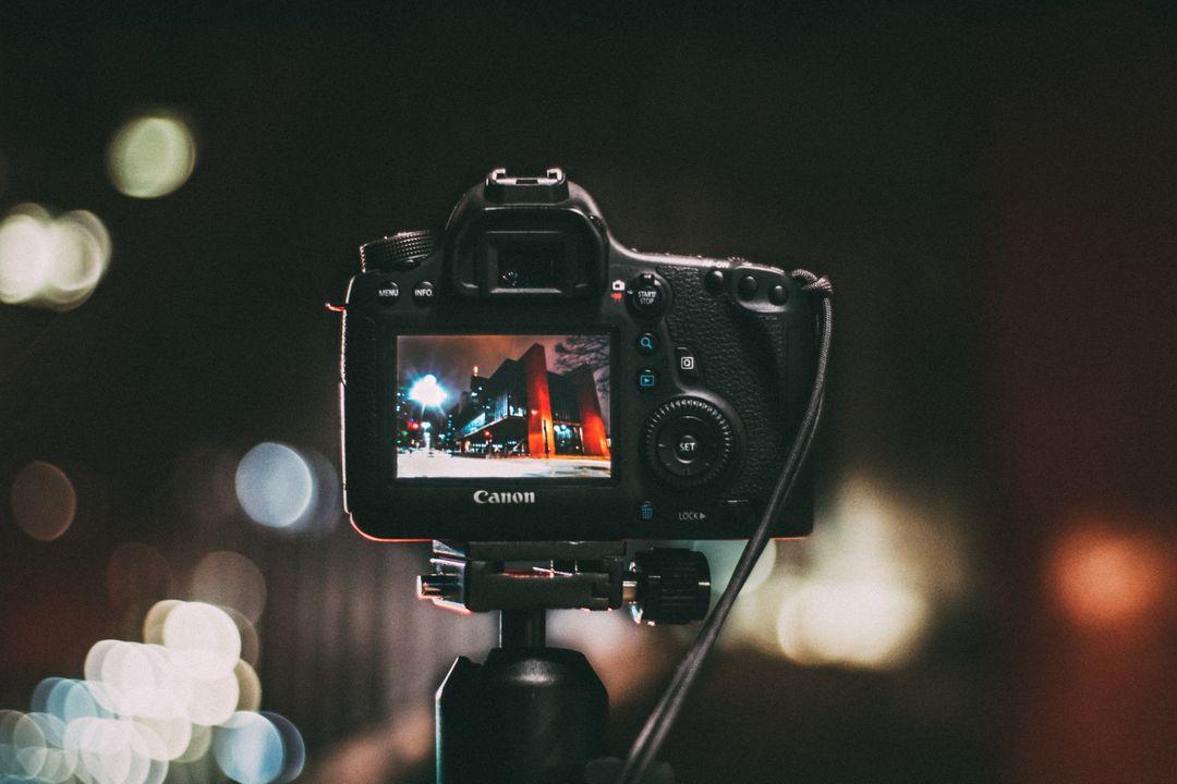 Câmara de vídeo à noite filmando o exterior de um edifício