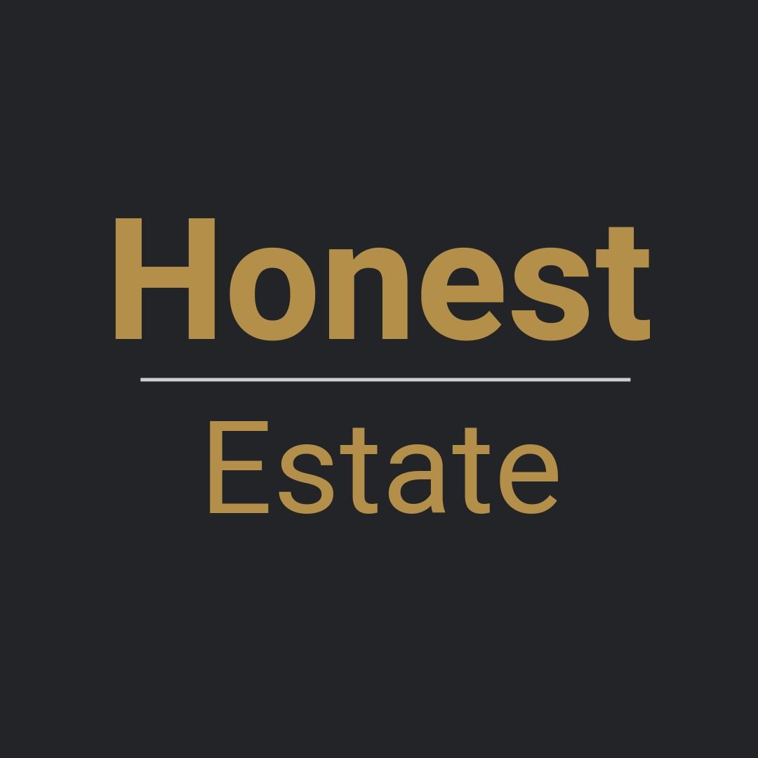 Logotipo tipográfico de la agencia inmobiliaria con el texto en un tono dorado claro