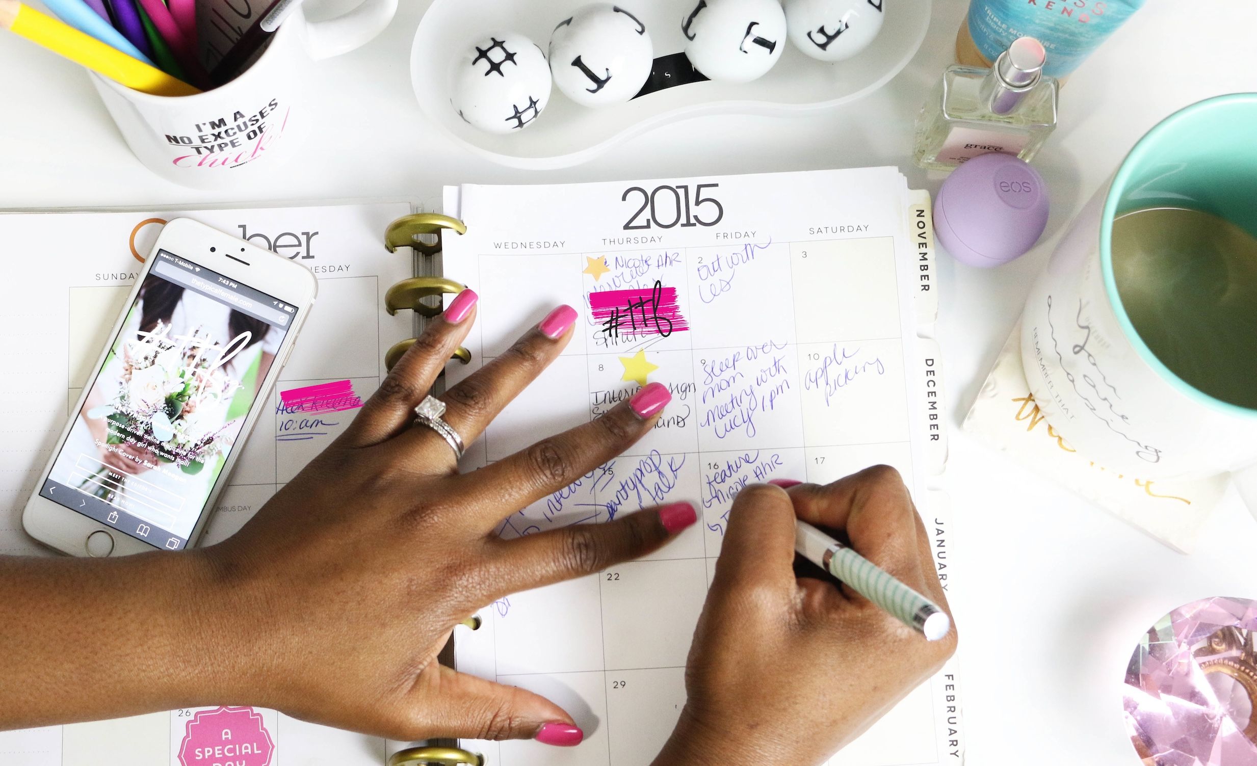 Mulher Planejando Agenda em Planejador de 2015 com Imagem de Arranjo de Mesa Aconchegante