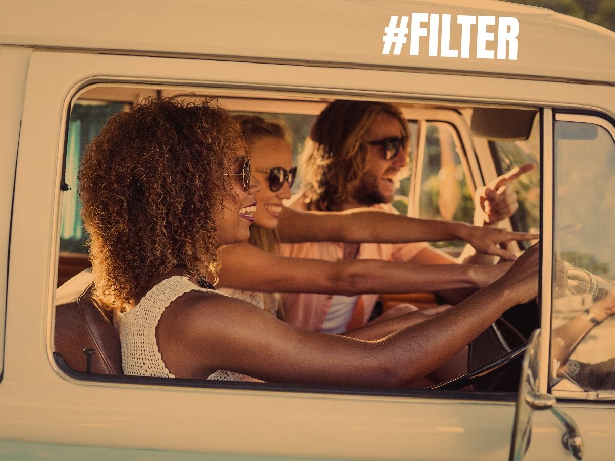 Amigos em uma viagem de carro com filtro do Instagram aplicado - Por que você pode querer editar sua publicação - Imagem