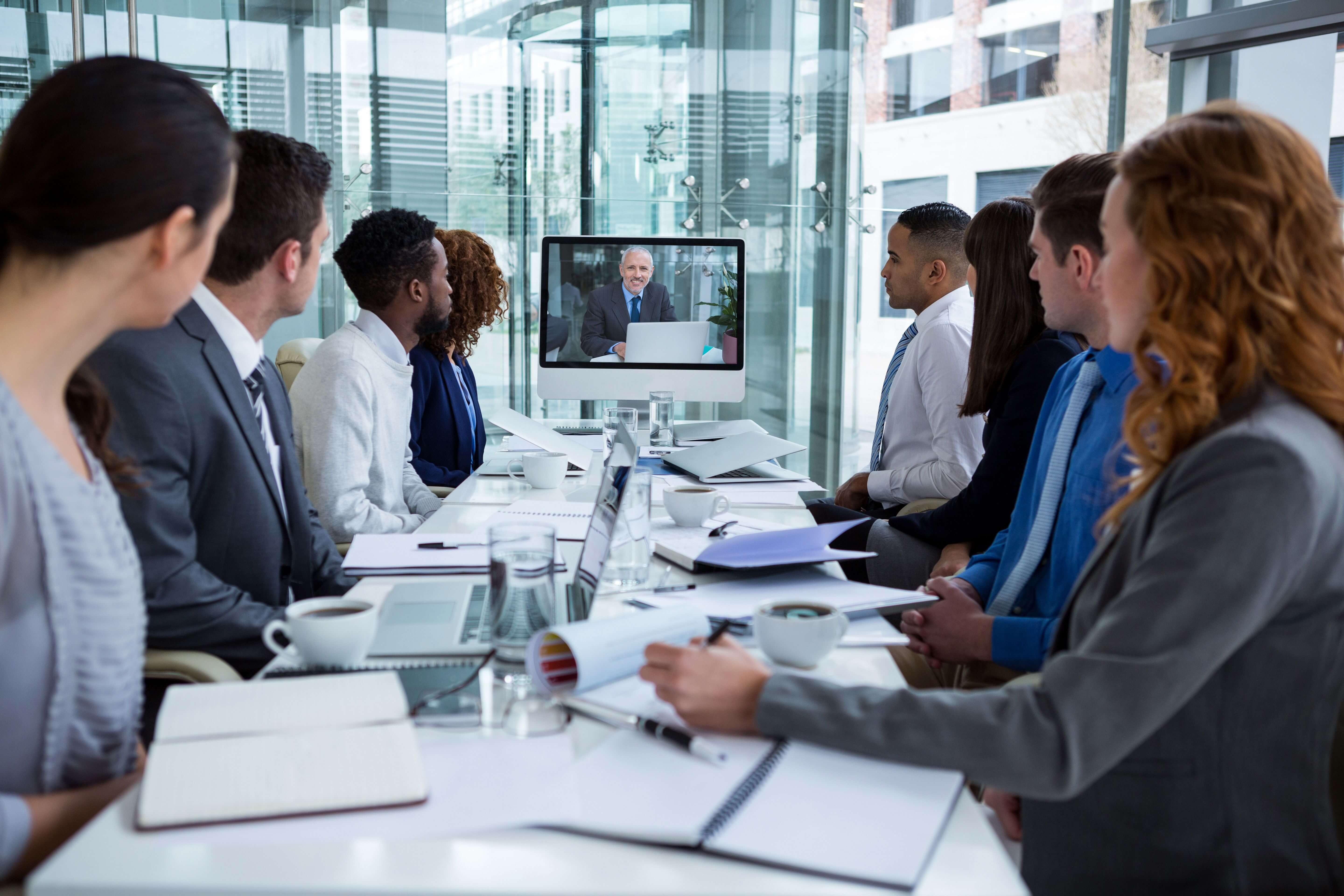 Compañeros de trabajo mirando la pantalla y viendo la presentación de video