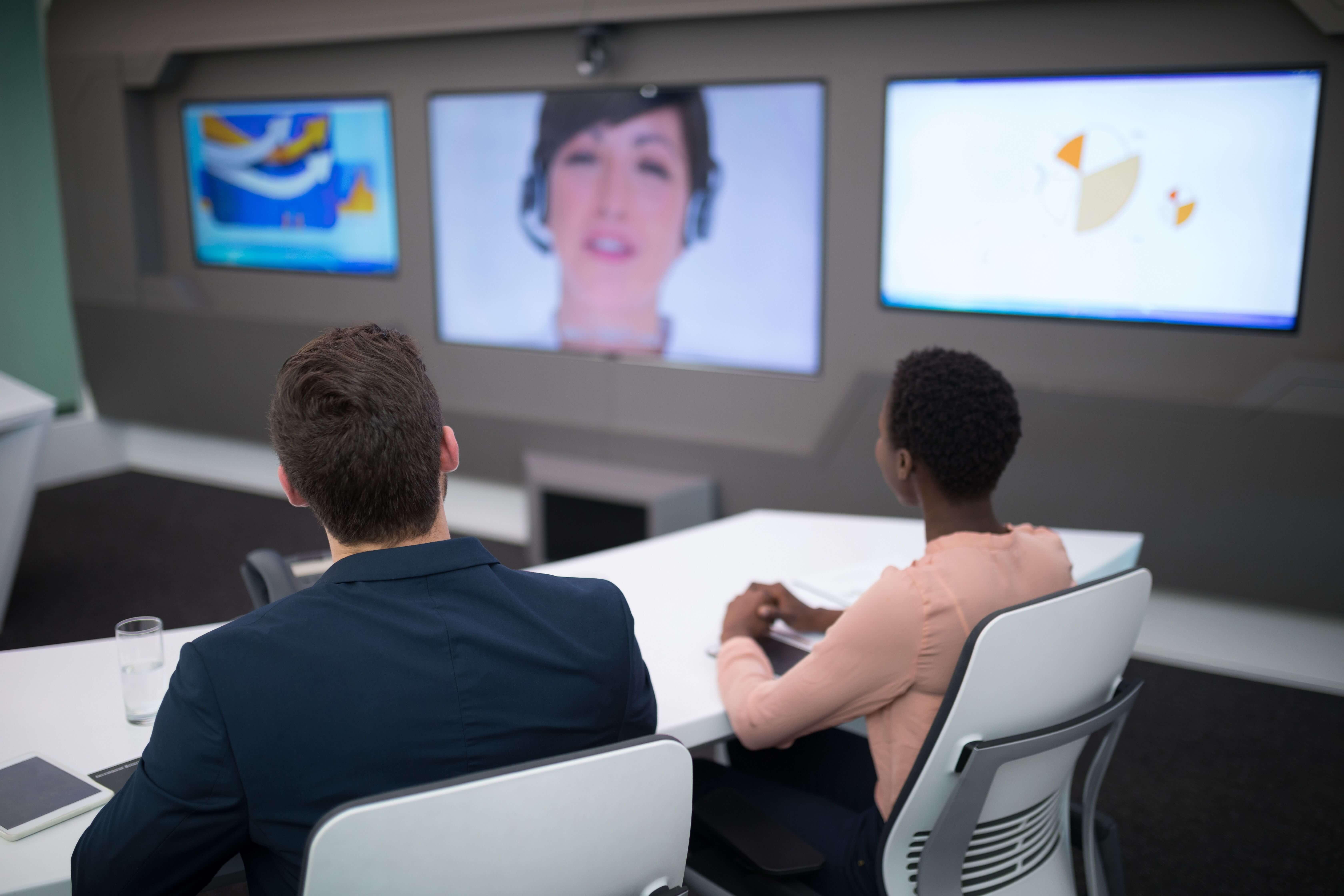 Colega masculina e feminina assistindo apresentação de vídeo