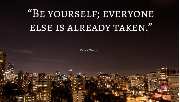 photo de ville avec citation : "Be yourself; everyone else is already taken." - Comment améliorer une photo en ligne avec Design Wizard - Image