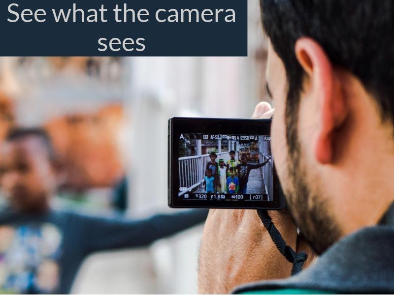 Hombre grabando un video con el texto en la parte superior izquierda que dice &quot;ver lo que ve la cámara&quot;