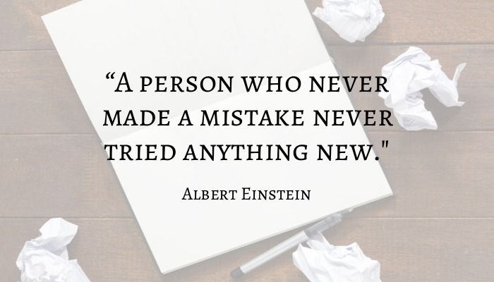 Zitat von Albert Einstein mit einem Notizbuch und zerknittertem Papier auf einem Schreibtisch