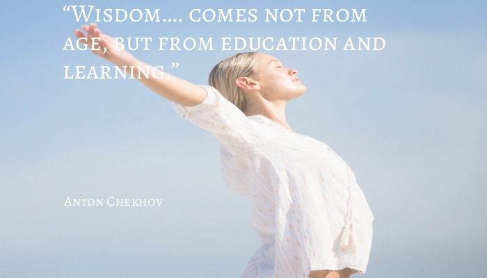 Zitat von Anton Tschechow mit einer Frau, die sich streckt und atmet, mit Blick auf den offenen Himmel im Hintergrund
