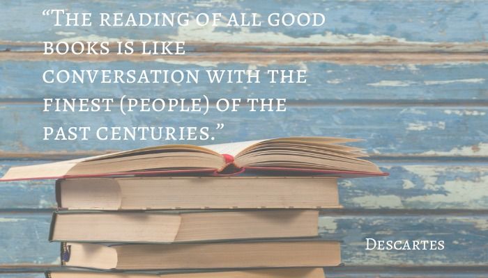 Descartes-Zitat mit einem Stapel Bücher vor einer Holzwand als Hintergrund