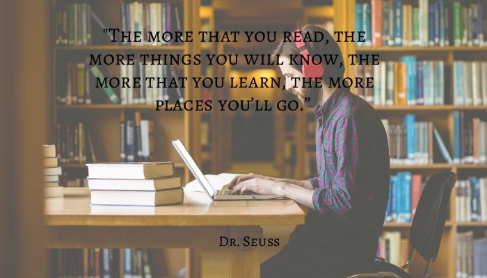 Citação do Dr. Seuss com um homem com fones de ouvido em uma biblioteca lendo em seu laptop ao fundo