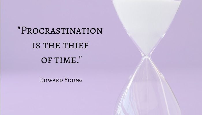 Zitat von Edward Young mit lila Hintergrund und einer Sanduhr